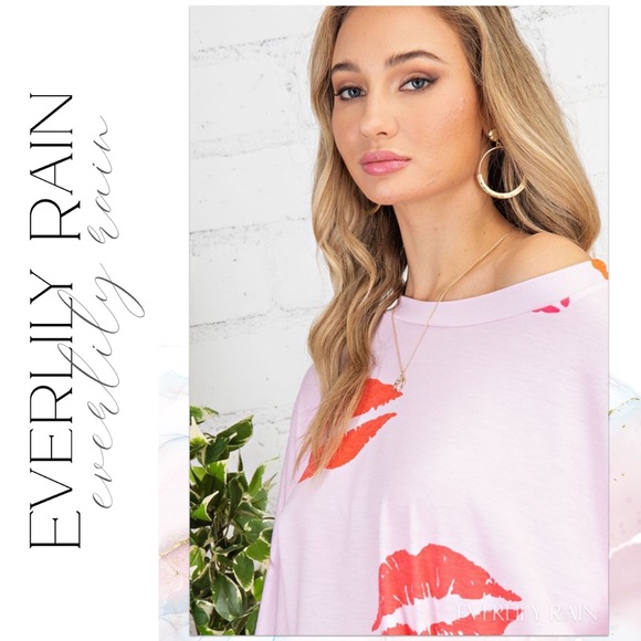 Super Cute Lip Print Top with Thumbholes - Picture 4 of 11